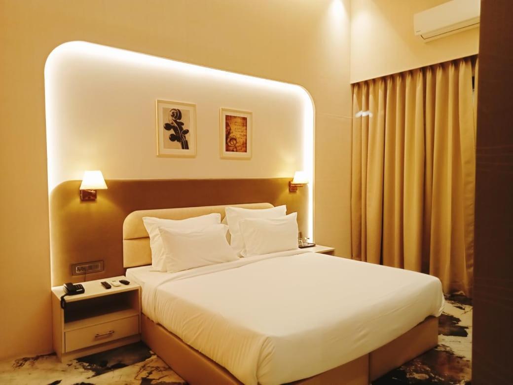 Gandharv Resorts Wai Bagian luar foto